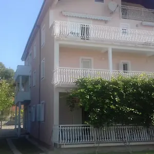 apartman-jezidzic.hotels-in-trogir.com/