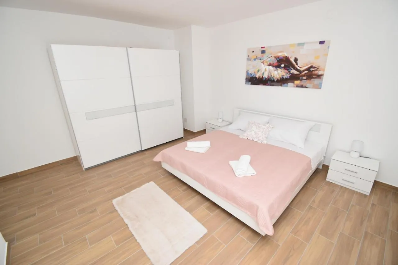 Apartments Ivan Zadar 0*,